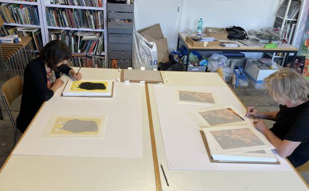 Paula Troxler und Hunber.Huber signing their prints
